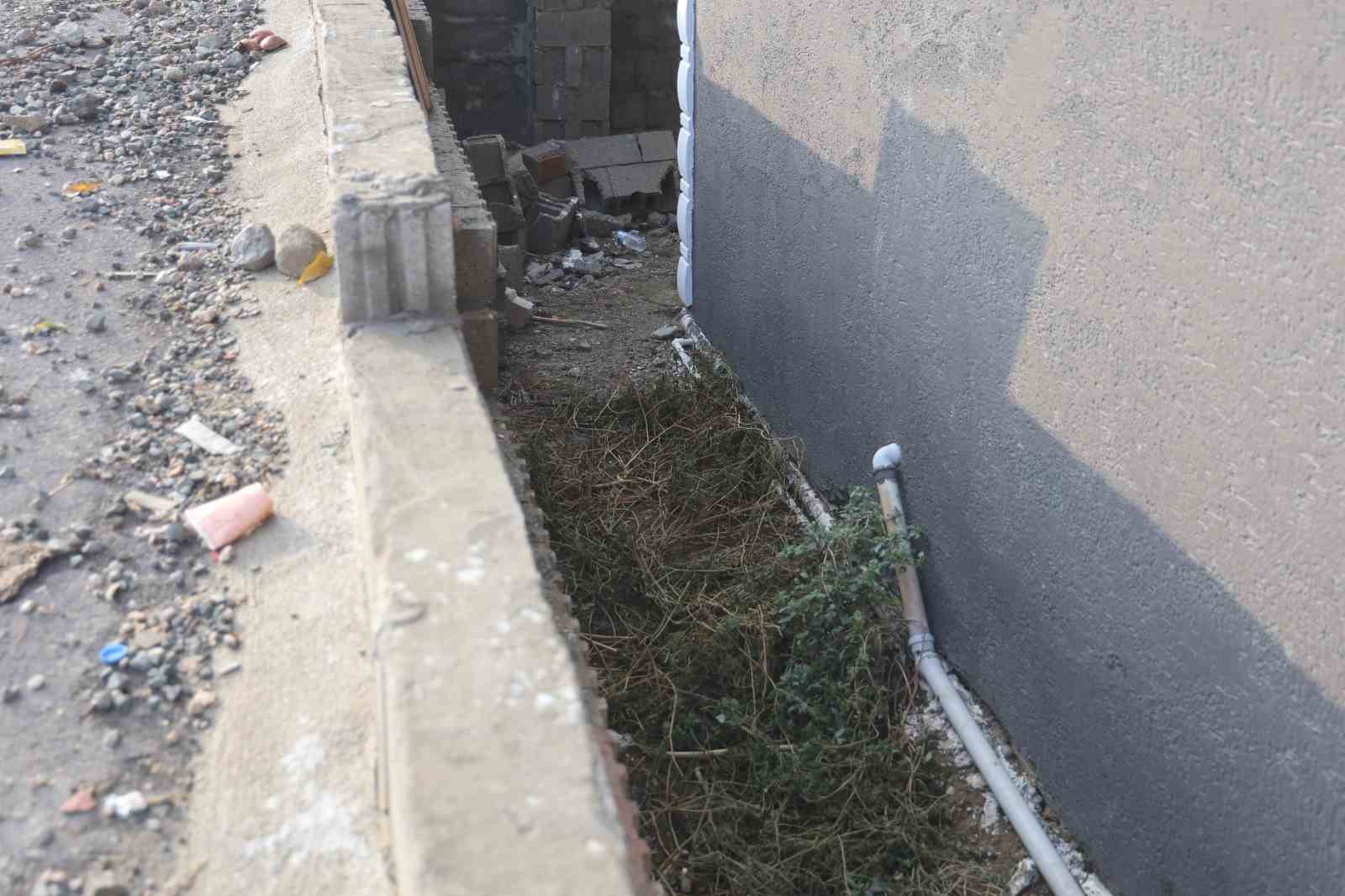 kalp krizi geciren adam duvarin uzerinden bahceye dustu 3 CZfRfF33