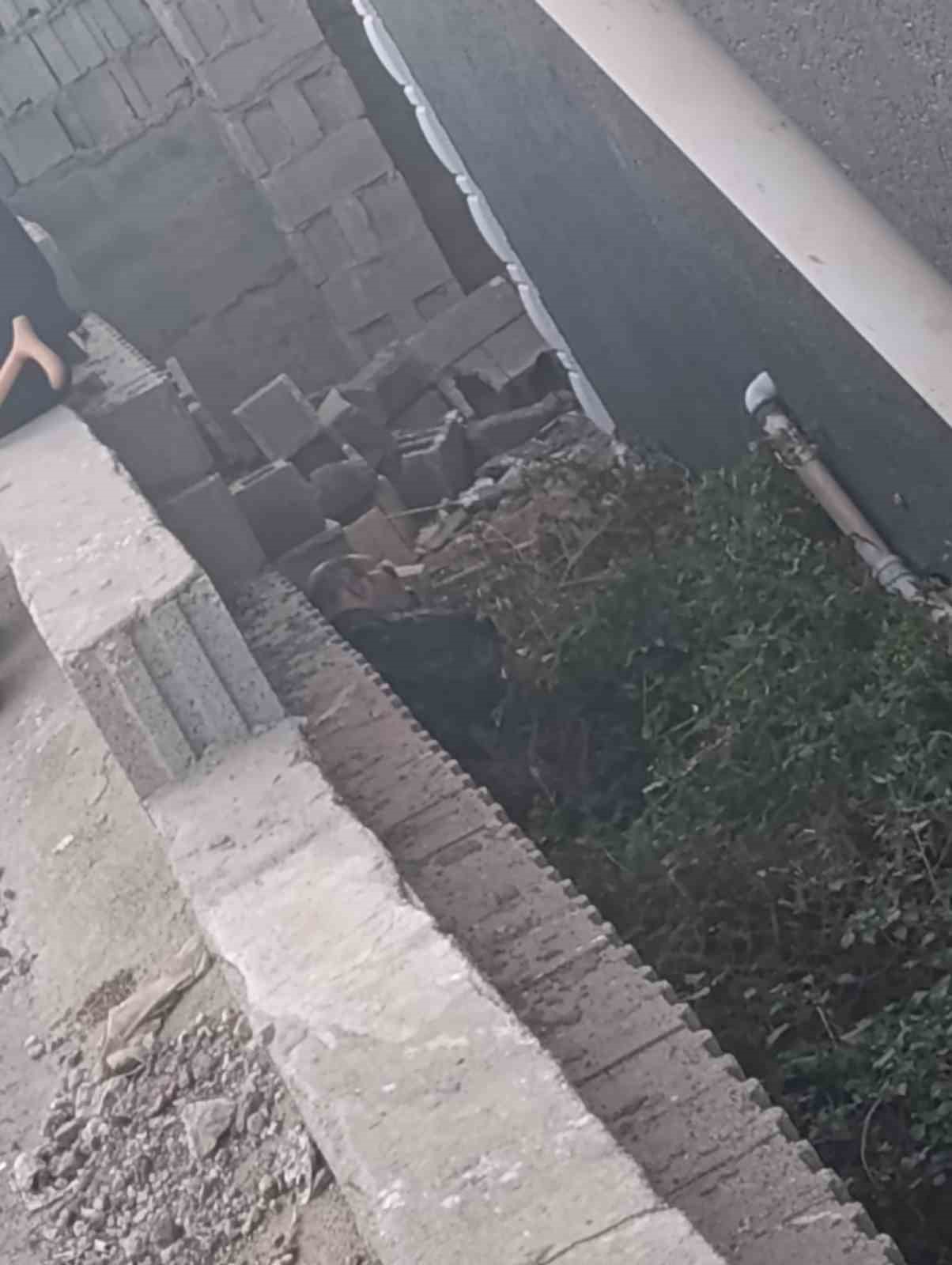 kalp krizi geciren adam duvarin uzerinden bahceye dustu 4 wIMkgXyK