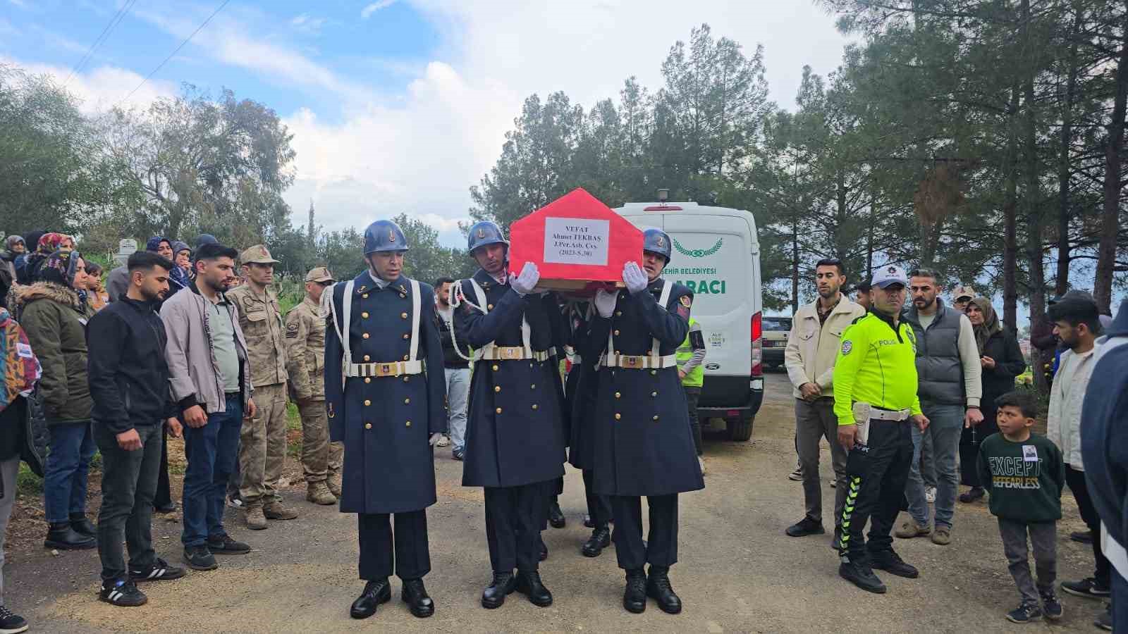 kalp krizi geciren asker son yolculuguna ugurlandi 3 AjLss6iE