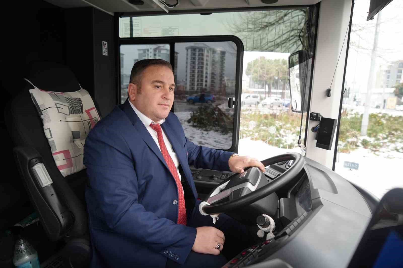 Kalp krizi geçiren yolcuyu otobüsle hastaneye götüren şoför: "Aynı durum tekrar yaşansa yine en yakın hastaneye yönelirim" 6 kalp krizi geciren yolcuyu otobusle hastaneye goturen sofor ayni durum tekrar yasansa yine en CI1Y9uwQ