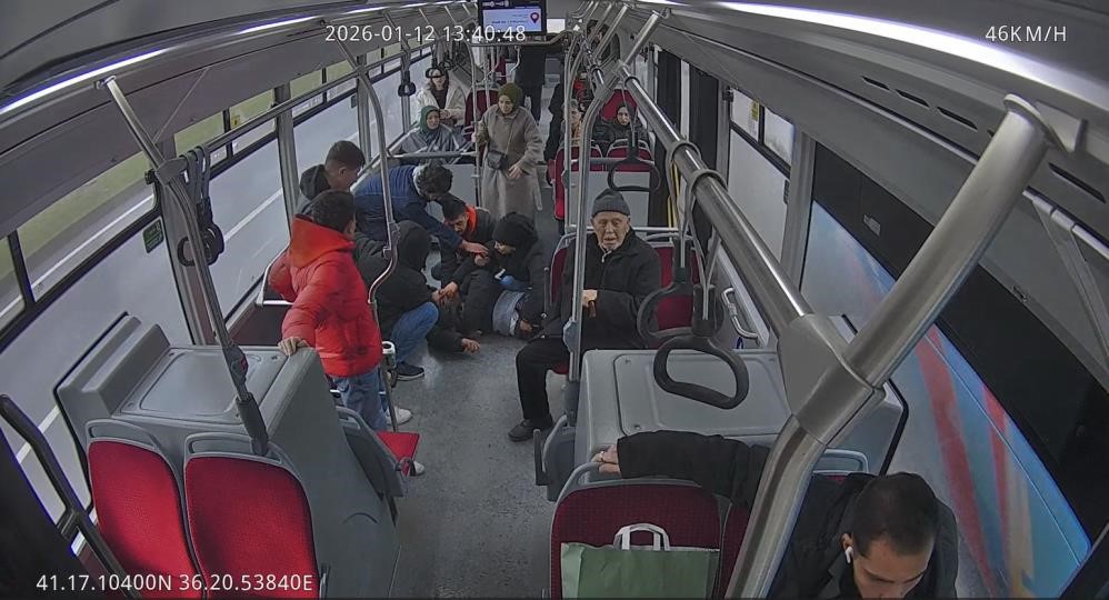 Kalp krizi geçiren yolcuyu otobüsle hastaneye götüren şoför: "Aynı durum tekrar yaşansa yine en yakın hastaneye yönelirim" 5 kalp krizi geciren yolcuyu otobusle hastaneye goturen sofor ayni durum tekrar yasansa yine en NOWWHy1m