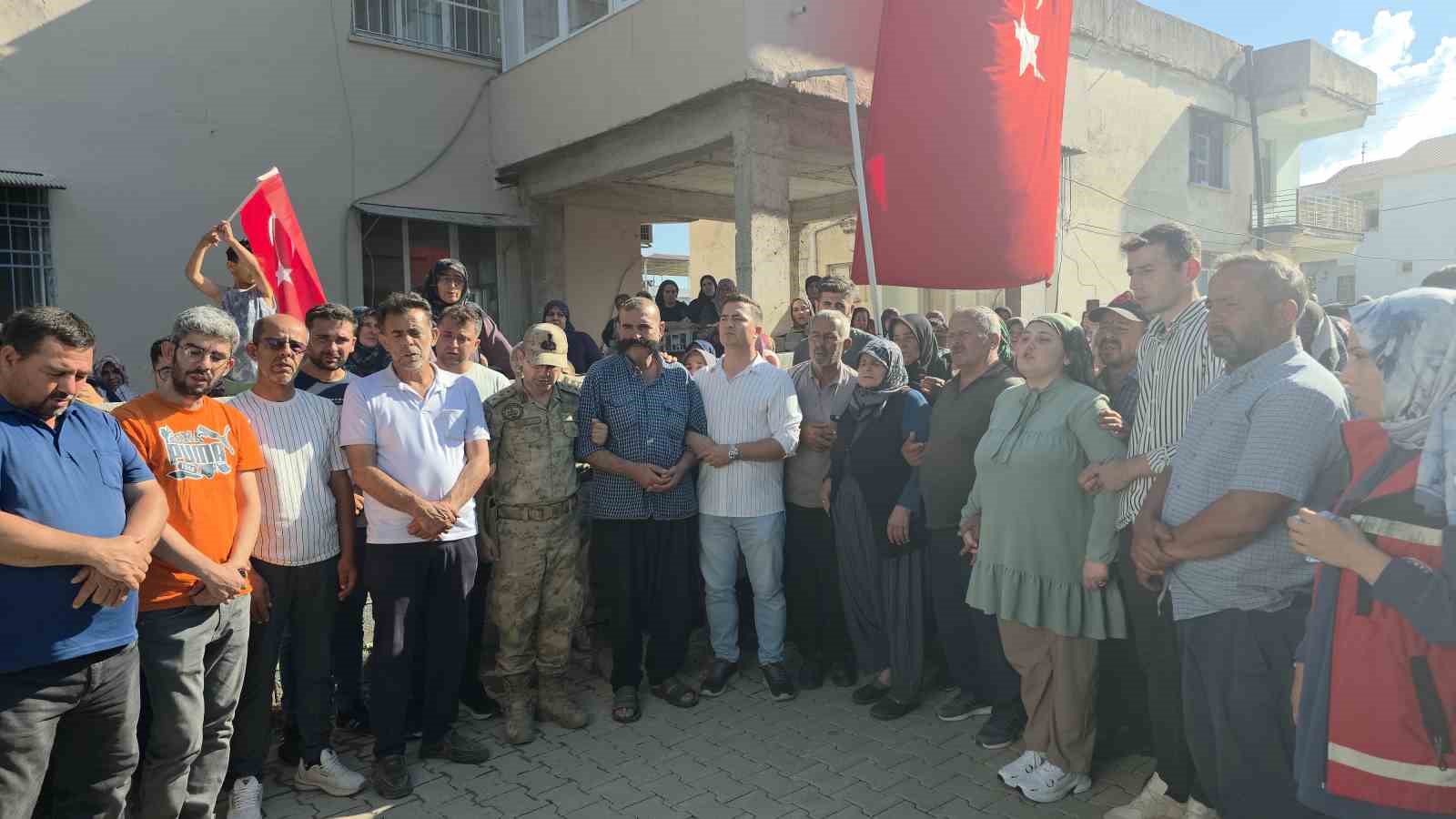 Kalp krizi geçirerek vefat eden uzman çavuş son yolculuğuna uğurlandı 7 kalp krizi gecirerek vefat eden uzman cavus son yolculuguna ugurlandi 3 wEN1VO6v