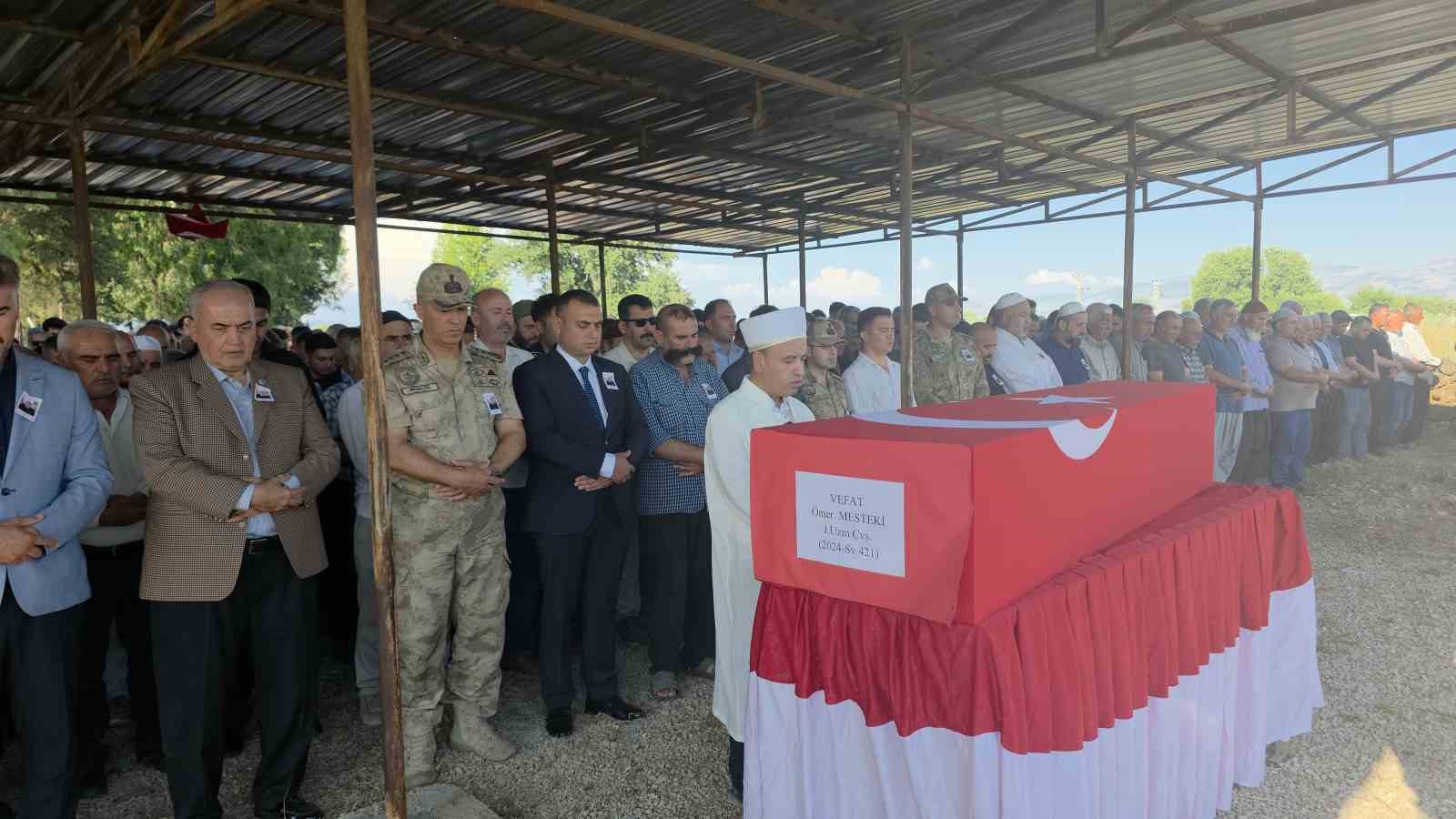 Kalp krizi geçirerek vefat eden uzman çavuş son yolculuğuna uğurlandı 8 kalp krizi gecirerek vefat eden uzman cavus son yolculuguna ugurlandi 4 AvCjagnr