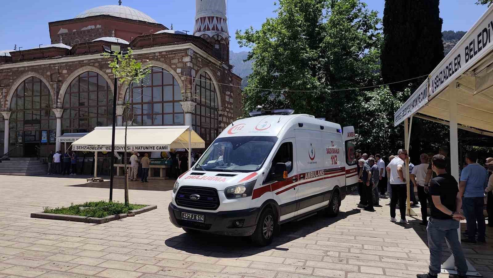 kalp krizinden olen arkadasinin cenazesinde kalp krizi gecirdi 1 ckBvUqEw