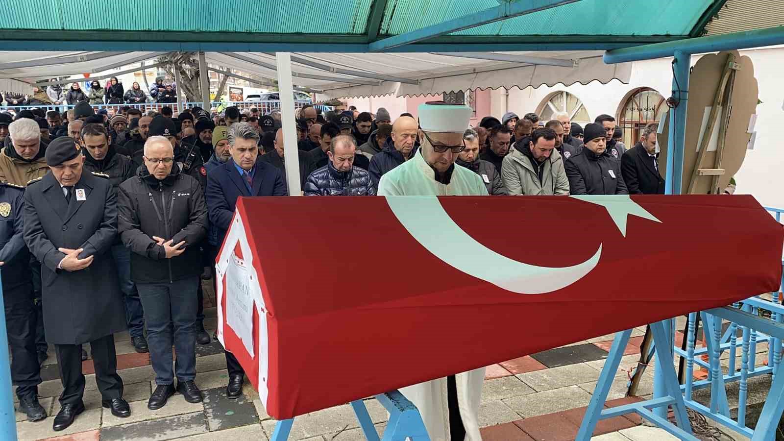 kalp krizine yenik dusen polis memuru memleketinde son yolculuguna ugurlandi 2 5I2a2s9p