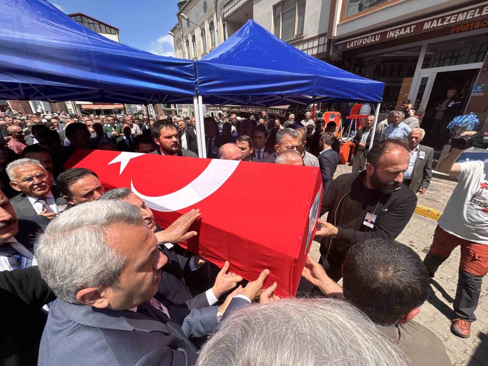 kalp krizine yenik dusen vali yardimcisi senol esmer memleketi trabzonda topraga verildi 1 BEzUMMbY