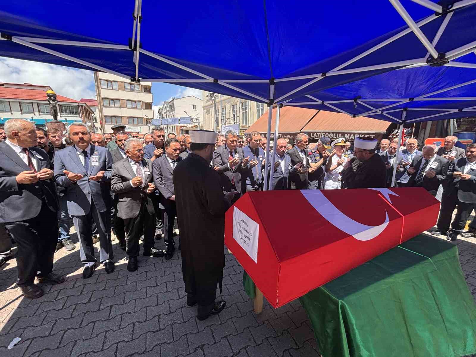 kalp krizine yenik dusen vali yardimcisi senol esmer memleketi trabzonda topraga verildi 3 pPiC12HB