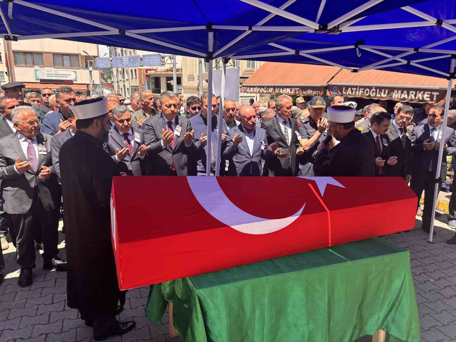 kalp krizine yenik dusen vali yardimcisi senol esmer memleketi trabzonda topraga verildi 4 IwVfjGrF
