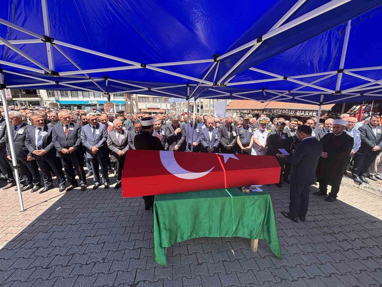 kalp krizine yenik dusen vali yardimcisi senol esmer memleketi trabzonda topraga verildi 5 RFzIY3XX