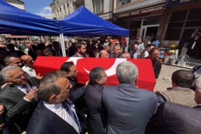 kalp-krizine-yenik-dusen-vali-yardimcisi-senol-esmer-memleketi-trabzonda-topraga-verildi-fNnUYxwa.jpg