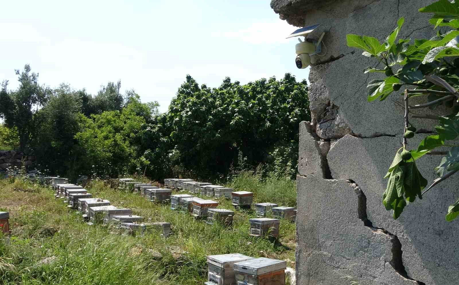 kamera suphelinin fotografini cekti ariliga giren sahis kameraya zarar verdi 2 AAZunuCO