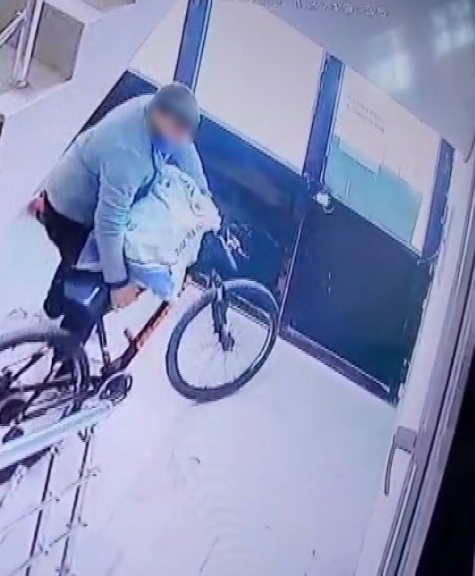 kameralara yakalanan bisiklet hirsizina yazik yasin genc diye sikayetci olmadik bir an once is nbMt93NT