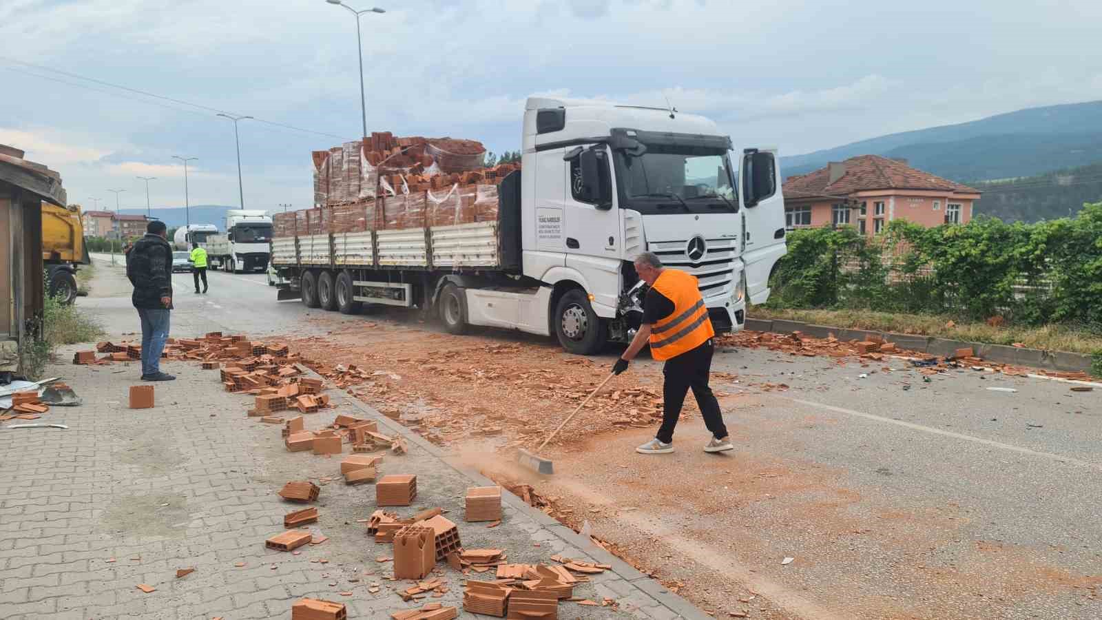 kameralara yansiyan kaza ucuz atlatildi tir yola kayan kamyonete carpti 1 ZFQElZi5