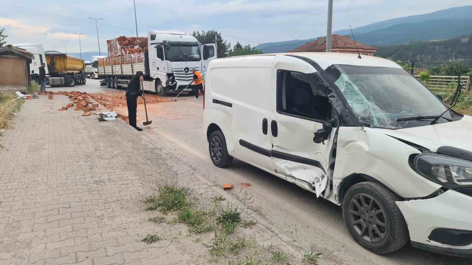 kameralara yansiyan kaza ucuz atlatildi tir yola kayan kamyonete carpti 2 ac1FHX2c