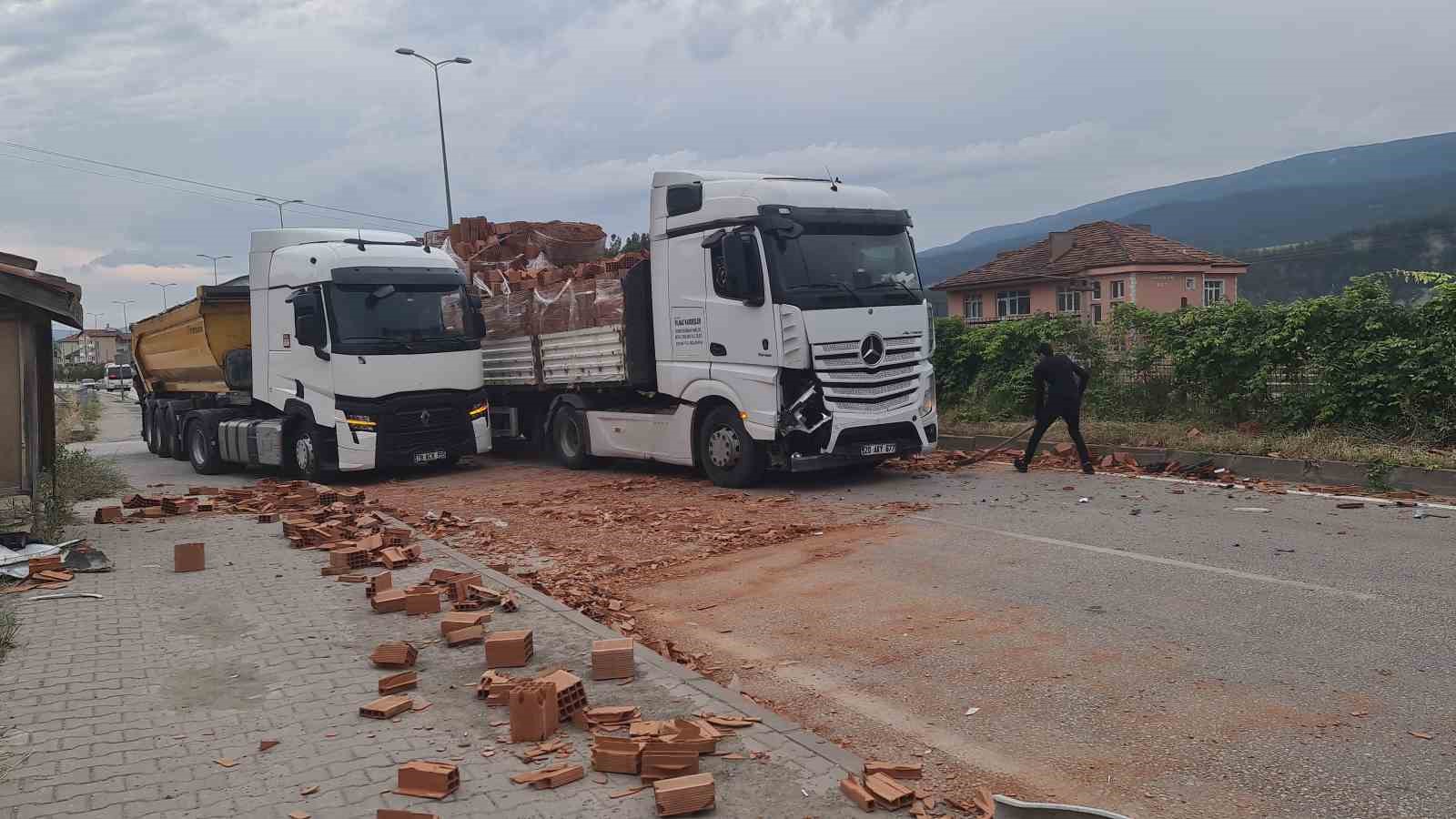 kameralara yansiyan kaza ucuz atlatildi tir yola kayan kamyonete carpti 3 7Qn4f9vY