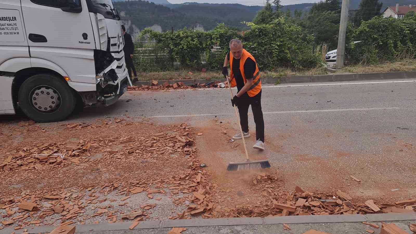 kameralara yansiyan kaza ucuz atlatildi tir yola kayan kamyonete carpti 4 bq43UgO8