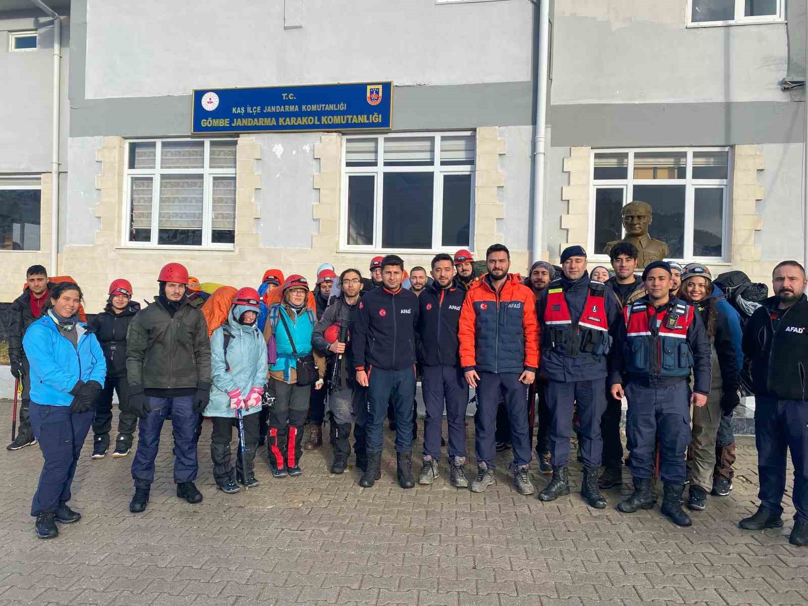 kamp icin ciktiklari dagda mahsur kalan 24 kisiyi afad ekipleri kurtardi 0