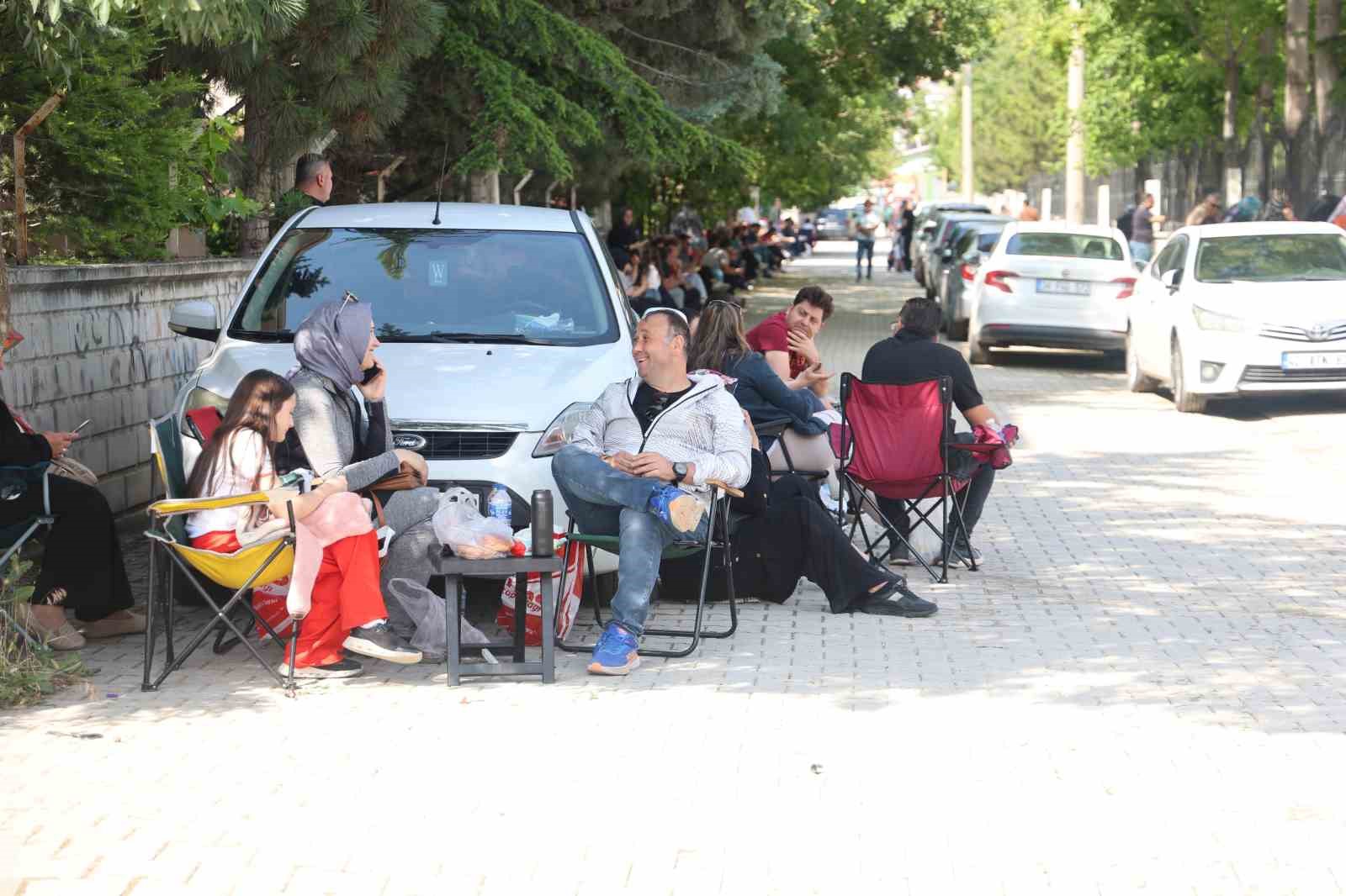 kamp sandalyeleri piknik icin degil sinav maratonunu beklemek icin acildi 0 P1X32yBl