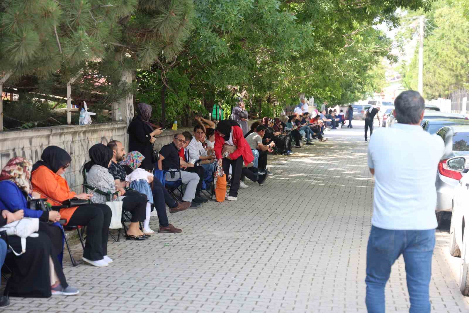 kamp sandalyeleri piknik icin degil sinav maratonunu beklemek icin acildi 2 UfGFr2aT