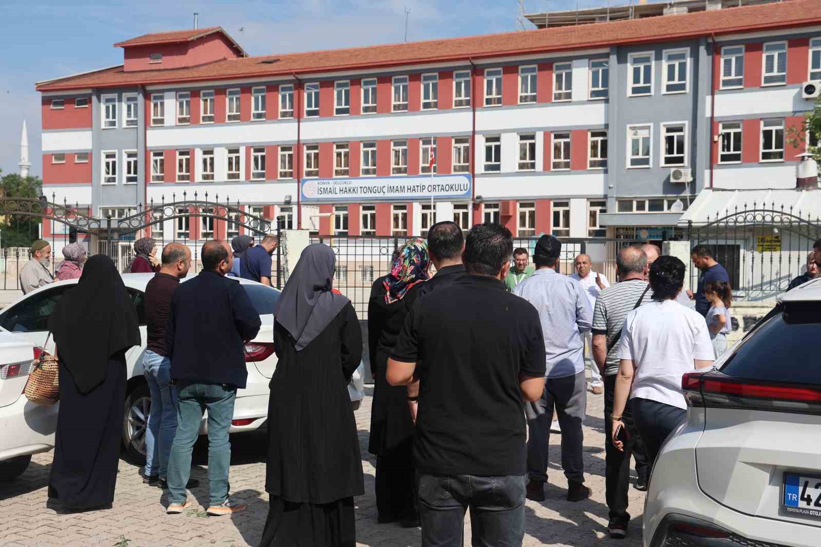 kamp sandalyeleri piknik icin degil sinav maratonunu beklemek icin acildi 3 YIfyDP3B