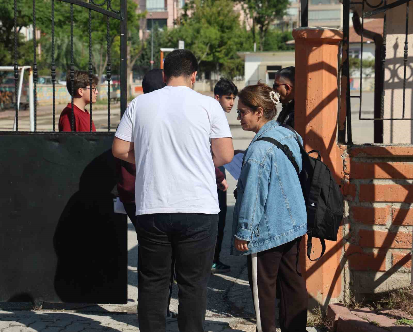 kamp sandalyeleri piknik icin degil sinav maratonunu beklemek icin acildi 4 HaYyzWGq