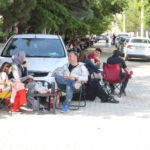 kamp-sandalyeleri-piknik-icin-degil-sinav-maratonunu-beklemek-icin-acildi-haIa11ft.jpg