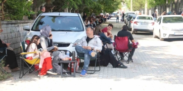 kamp-sandalyeleri-piknik-icin-degil-sinav-maratonunu-beklemek-icin-acildi-haIa11ft.jpg