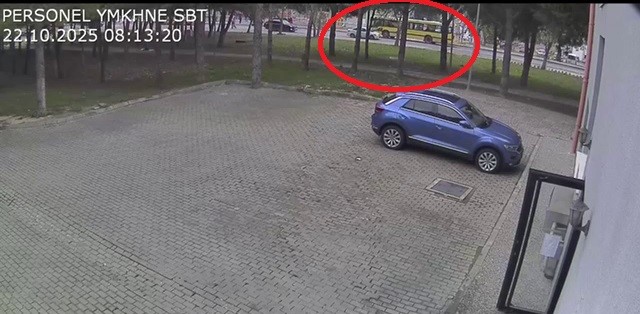 Kampüs içinde belediye otobüsü kadına çarptı: Kaza anı kamerada 4 kampus icinde belediye otobusu kadina carpti kaza ani kamerada 0