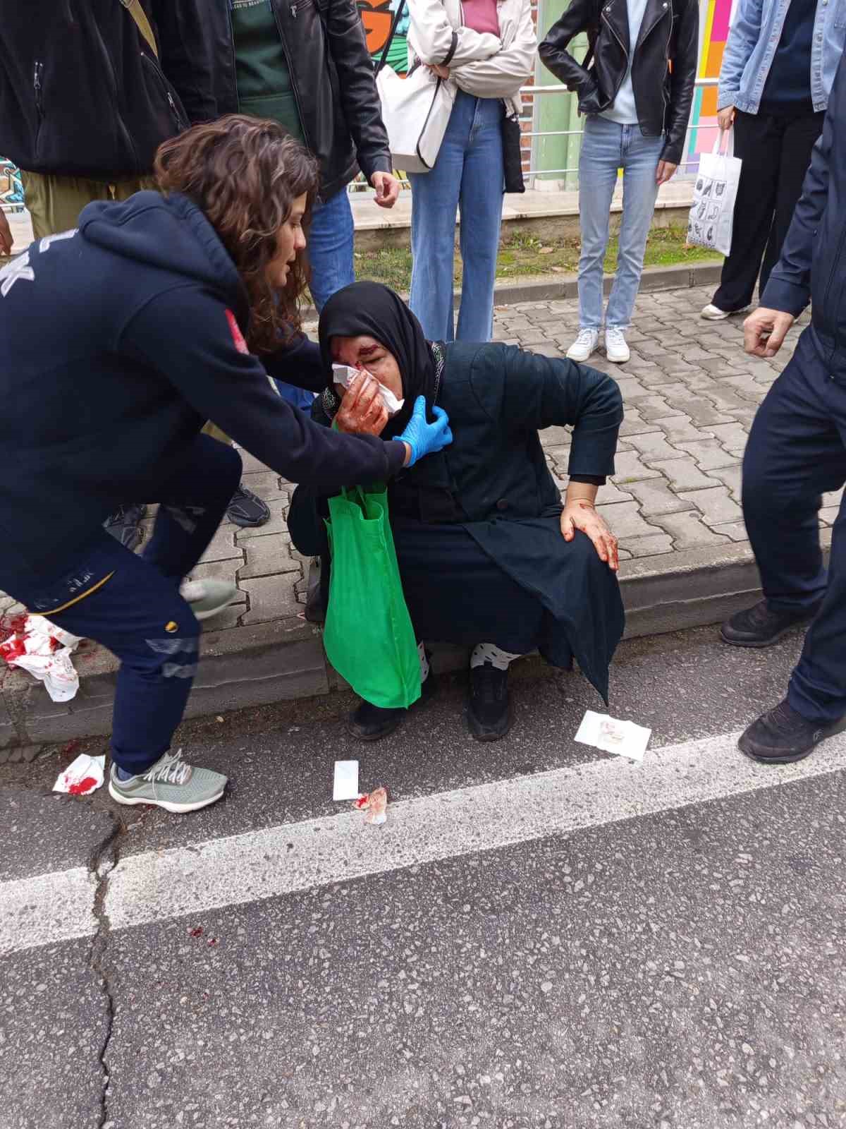 Kampüs içinde belediye otobüsü kadına çarptı: Kaza anı kamerada 8 kampus icinde belediye otobusu kadina carpti kaza ani kamerada 4