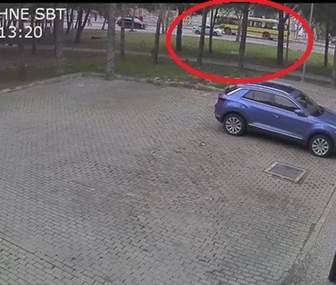 kampus-icinde-belediye-otobusu-kadina-carpti-kaza-ani-kamerada-DzDt68en.jpg