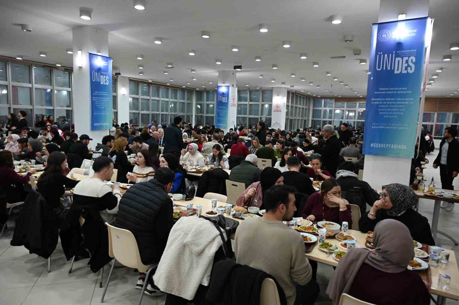 kampus iftarlari etkinligi gencleri ayni sofrada bulusturdu 1 mKWcYme3