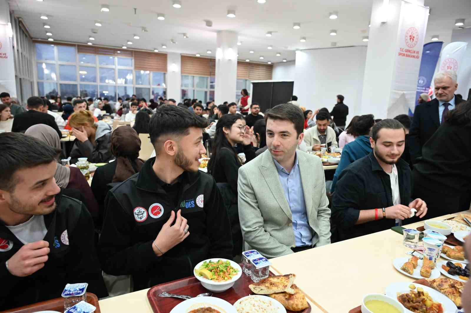 kampus iftarlari etkinligi gencleri ayni sofrada bulusturdu 2 Gq8vTPbk
