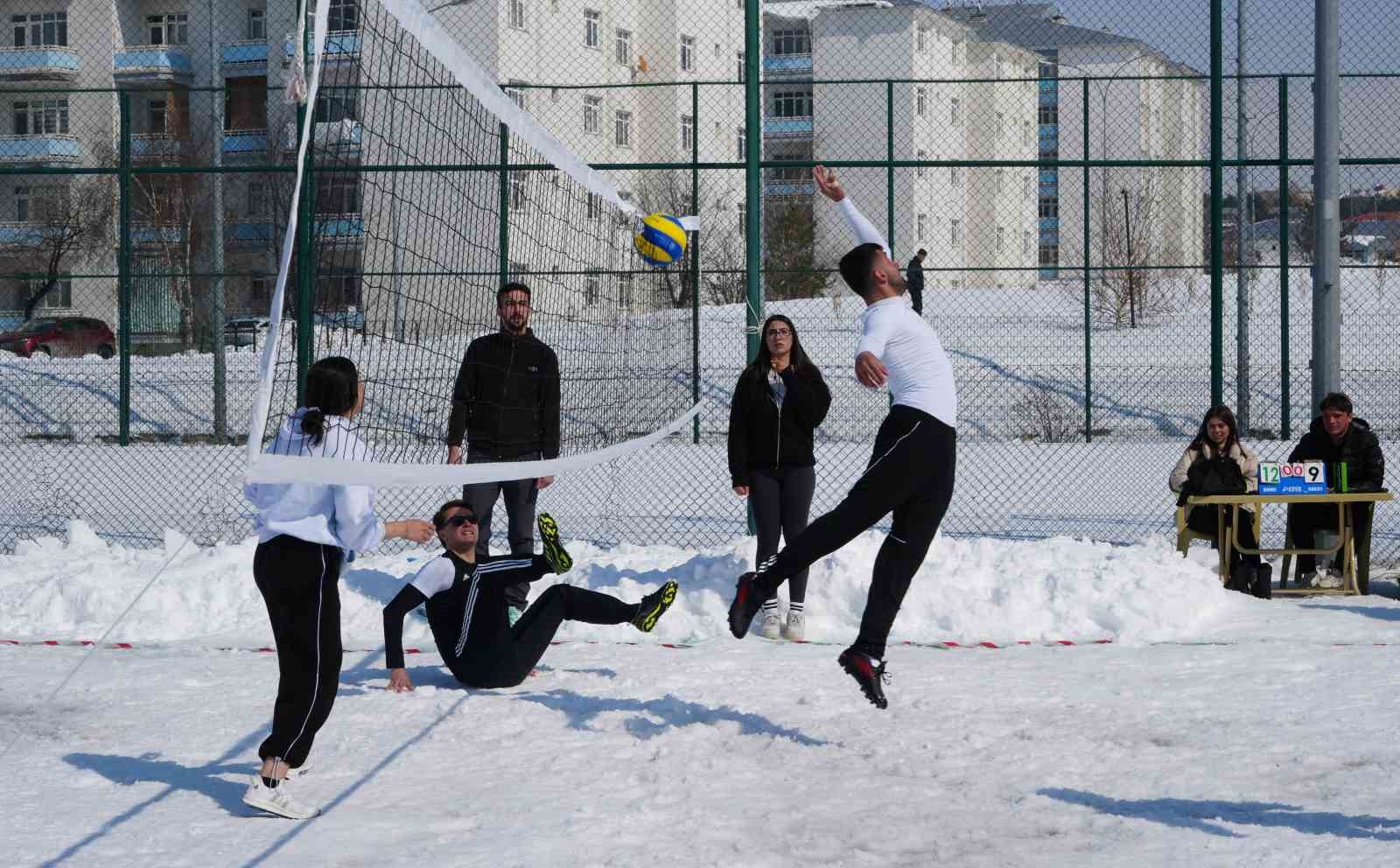 kampuste kar voleybolu heyecani 0 XVyF17TC
