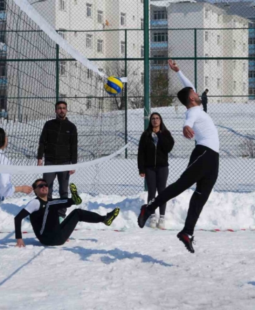 kampuste-kar-voleybolu-heyecani-uecJ1Gt1.jpg