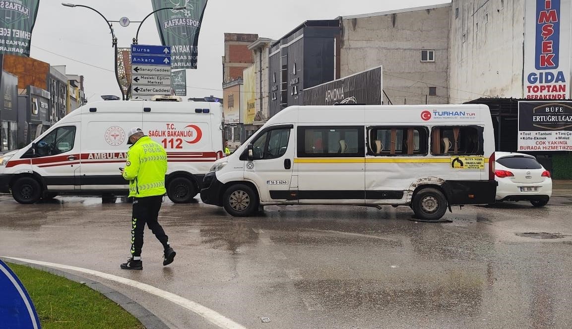 kamyon ile servis minibusu carpisti 4 kisi yaralandi 0 1awP6tkW