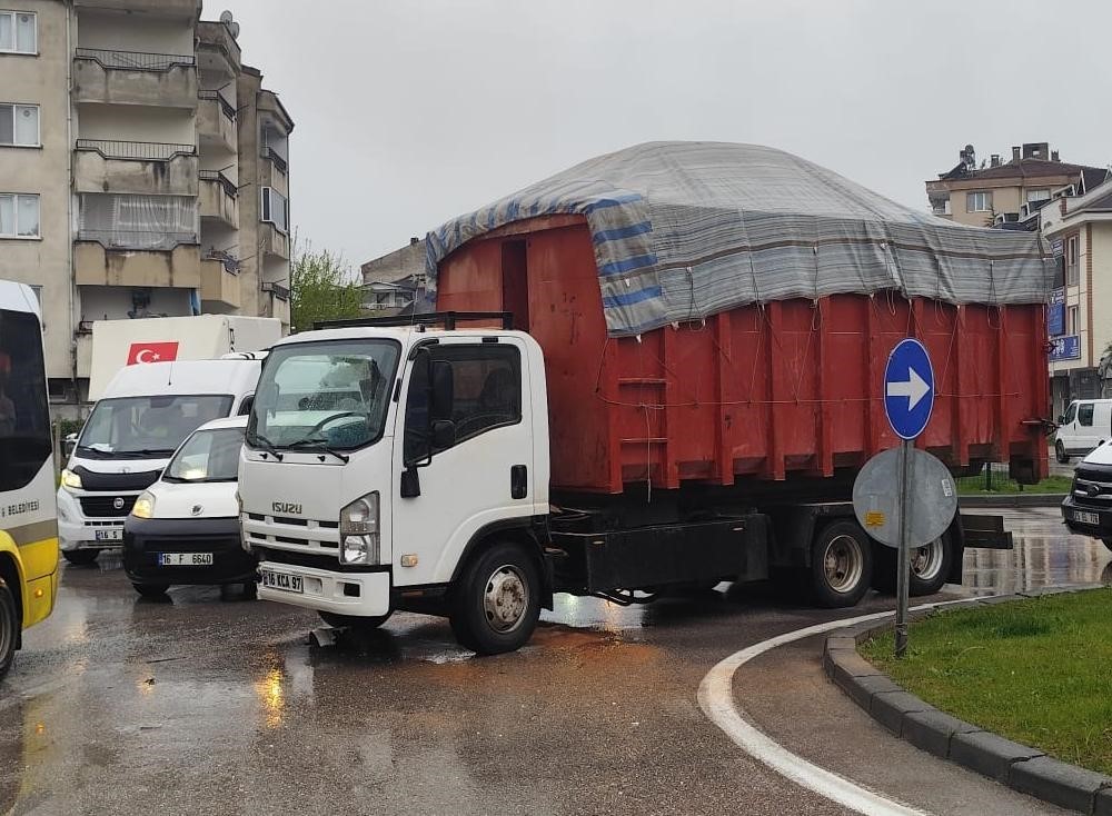 kamyon ile servis minibusu carpisti 4 kisi yaralandi 1