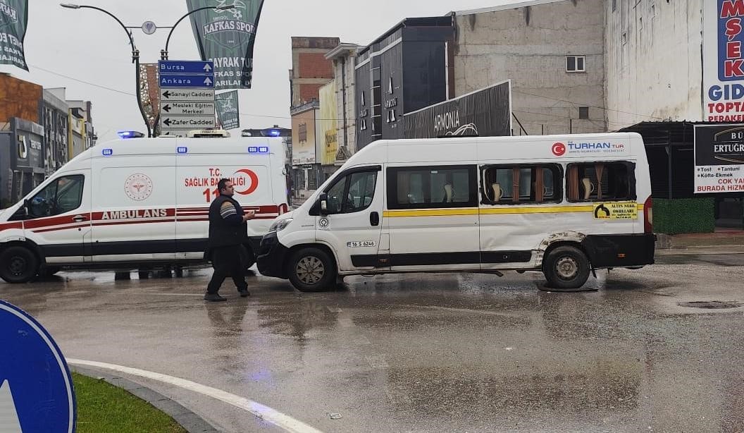 kamyon ile servis minibusu carpisti 4 kisi yaralandi 2 4RZpI1mT