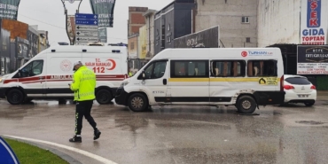 kamyon-ile-servis-minibusu-carpisti-4-kisi-yaralandi-vw7l2s2w.jpg