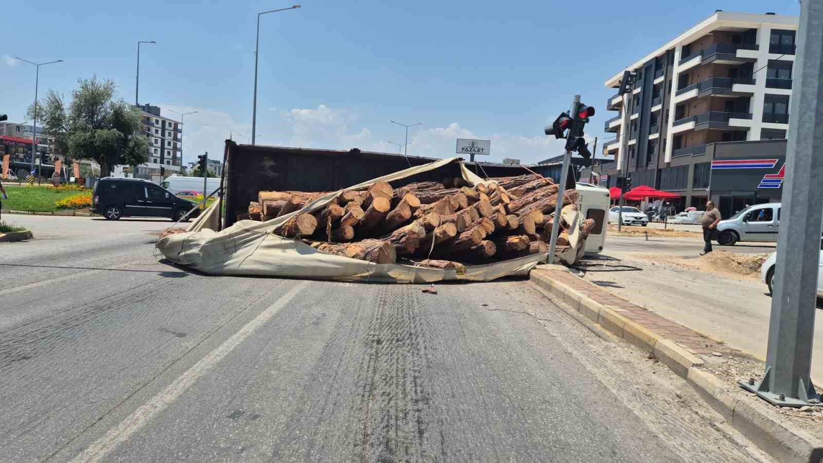 Kamyon kavşağa girerken devrildi, tomruklar yola savruldu 4 kamyon kavsaga girerken devrildi tomruklar yola savruldu 0 aWatEcgT
