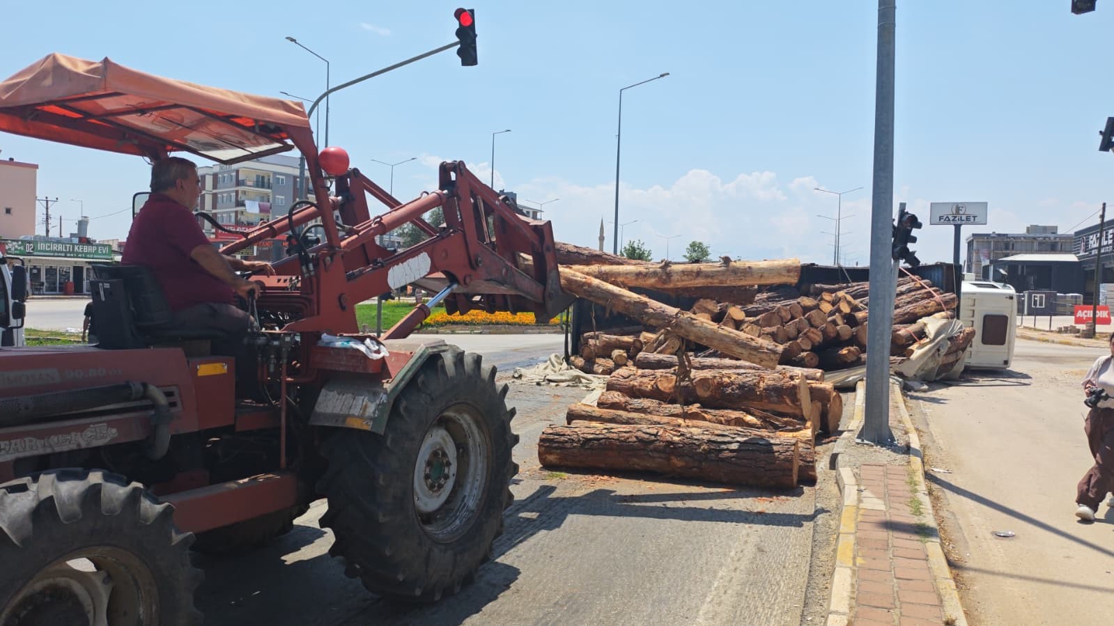 Kamyon kavşağa girerken devrildi, tomruklar yola savruldu 6 kamyon kavsaga girerken devrildi tomruklar yola savruldu 2 klDENq6k