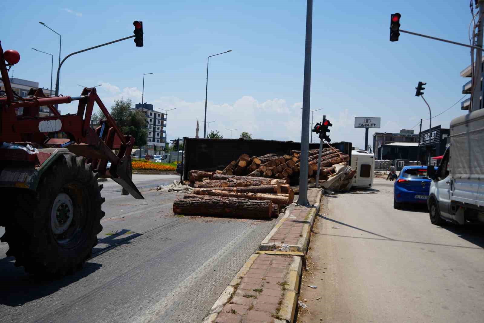Kamyon kavşağa girerken devrildi, tomruklar yola savruldu 9 kamyon kavsaga girerken devrildi tomruklar yola savruldu 5 BOrRqOKU
