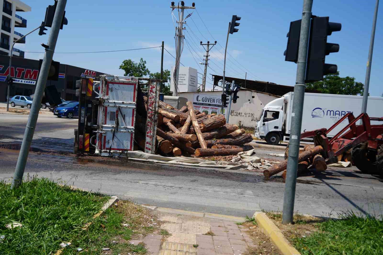 Kamyon kavşağa girerken devrildi, tomruklar yola savruldu 10 kamyon kavsaga girerken devrildi tomruklar yola savruldu 6 J49kGmZD