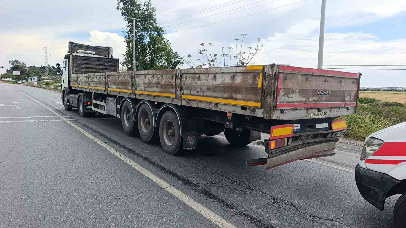 kamyon kirmizi isikta bekleyen tira carpti 2 yarali 2 Tt5XG1fa
