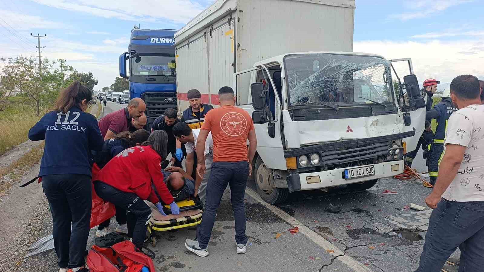 kamyon kirmizi isikta bekleyen tira carpti 2 yarali 3 hs1zVVw8