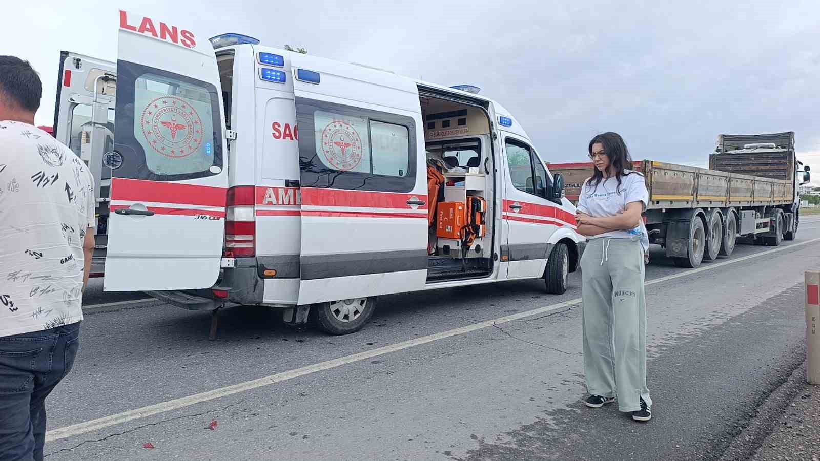 kamyon kirmizi isikta bekleyen tira carpti 2 yarali 4 SDO54We4