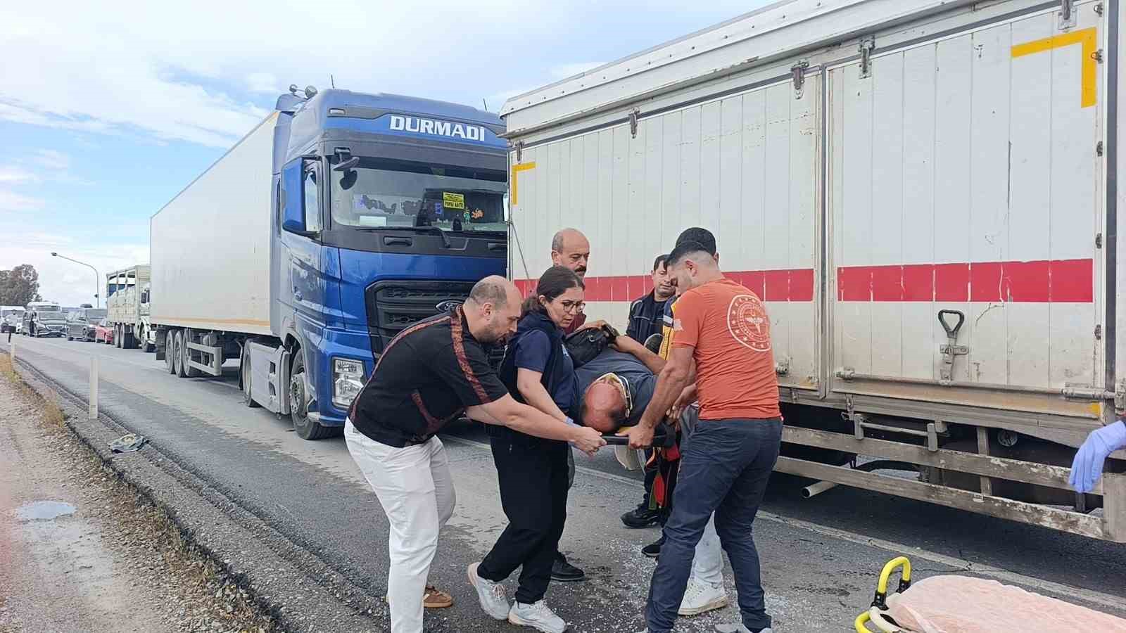 kamyon kirmizi isikta bekleyen tira carpti 2 yarali 5 r8jUGbSL