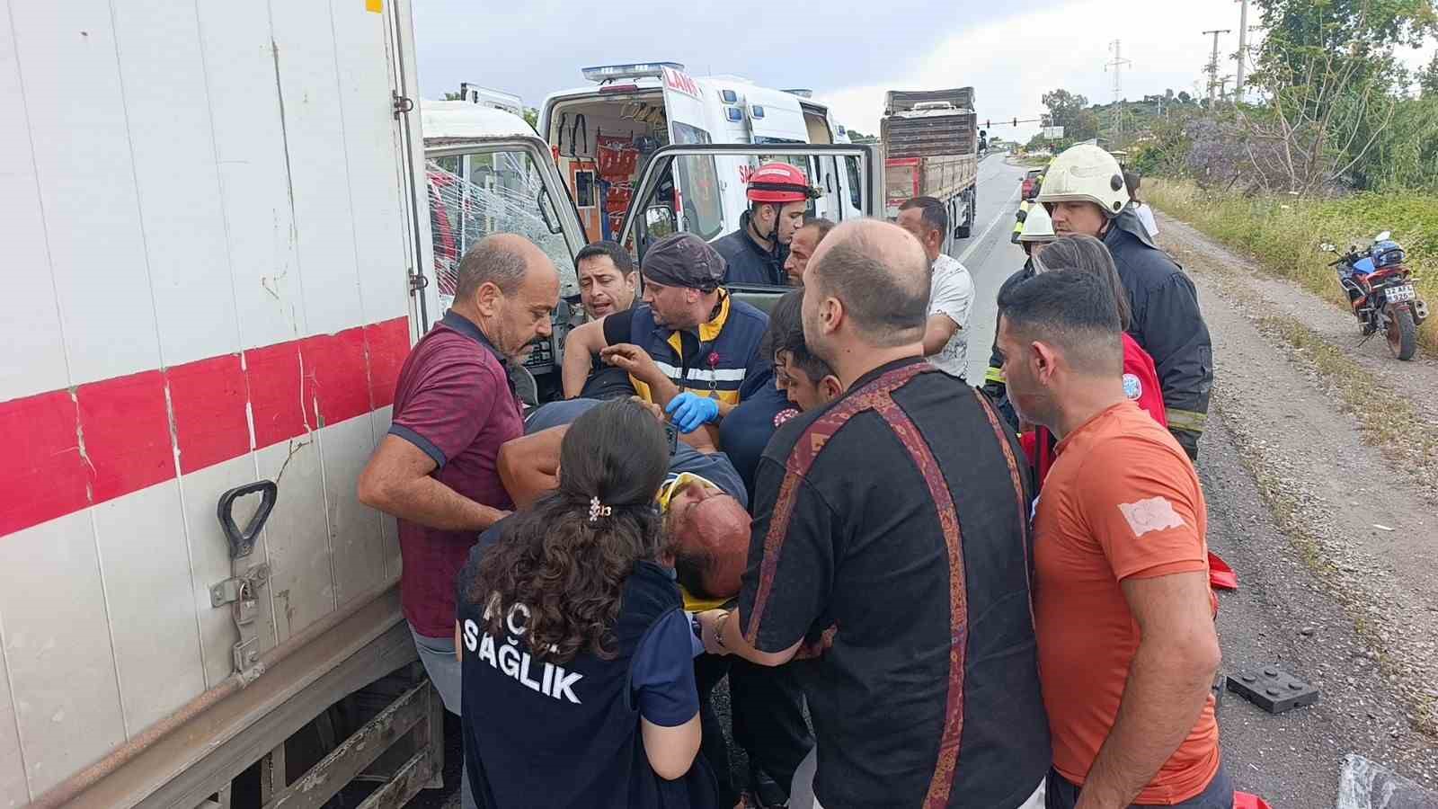 kamyon kirmizi isikta bekleyen tira carpti 2 yarali 6 6OAZ3XPb