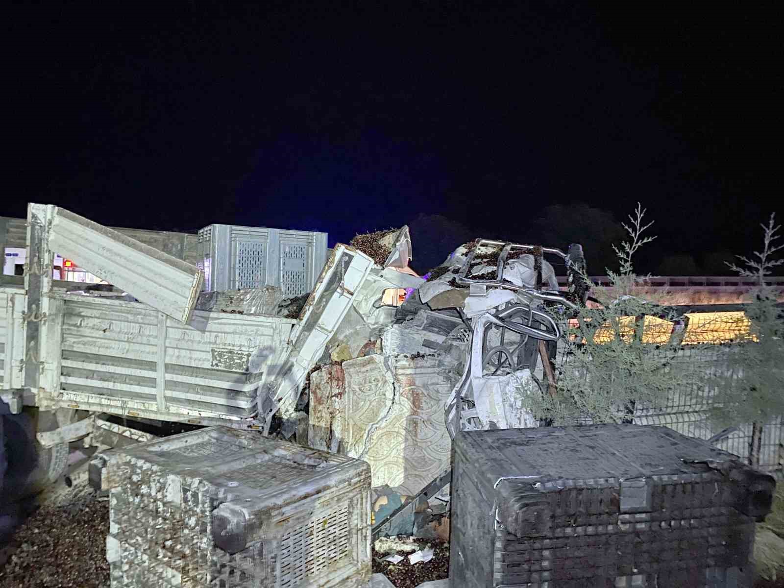 Kamyon önce traktöre sonra duvara çarptı: 1 ölü, 3 yaralı 4 kamyon once traktore sonra duvara carpti 1 olu 3 yarali 0 qEXJBNHg