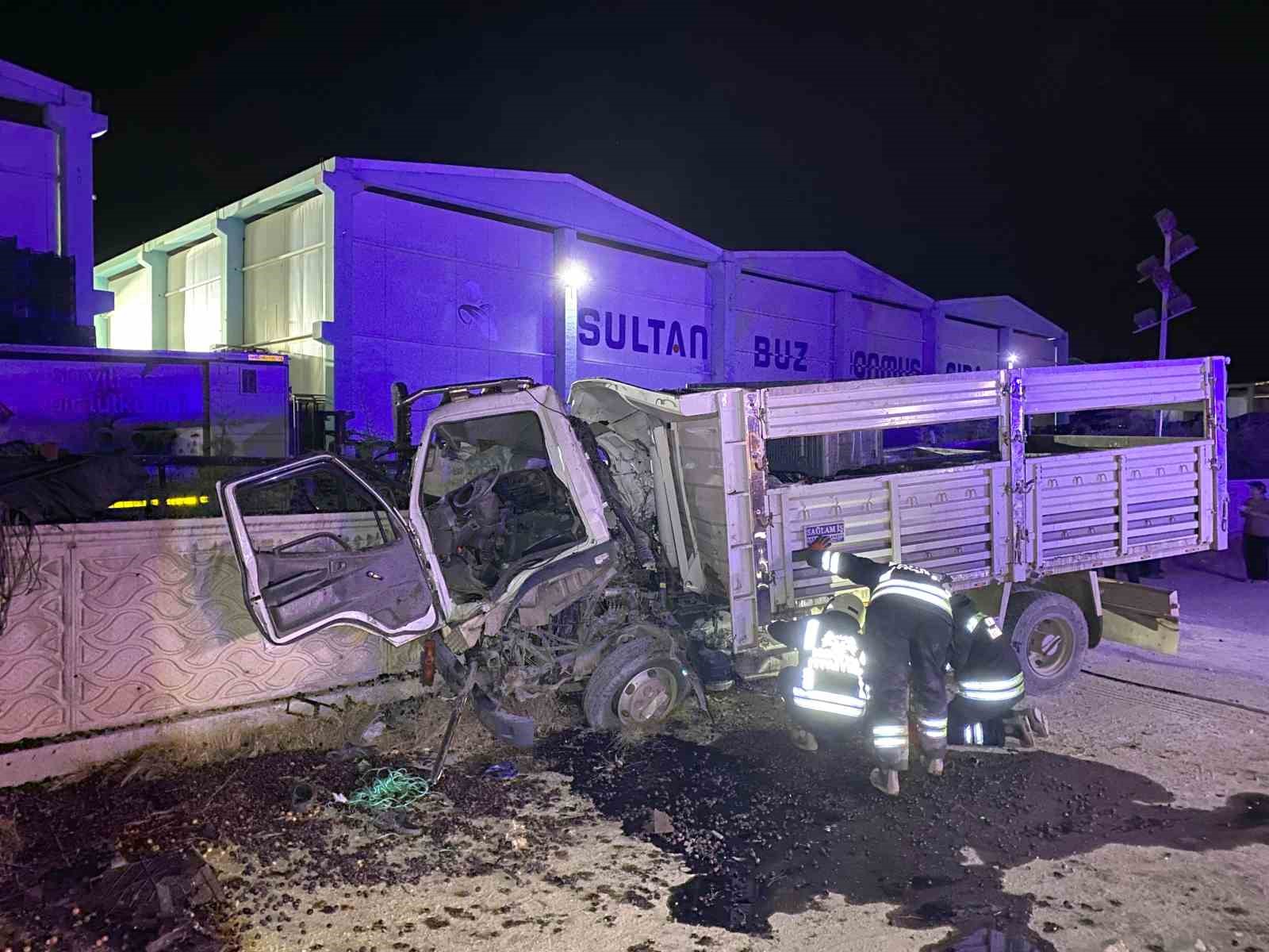 Kamyon önce traktöre sonra duvara çarptı: 1 ölü, 3 yaralı 5 kamyon once traktore sonra duvara carpti 1 olu 3 yarali 1 E3SS57Jt