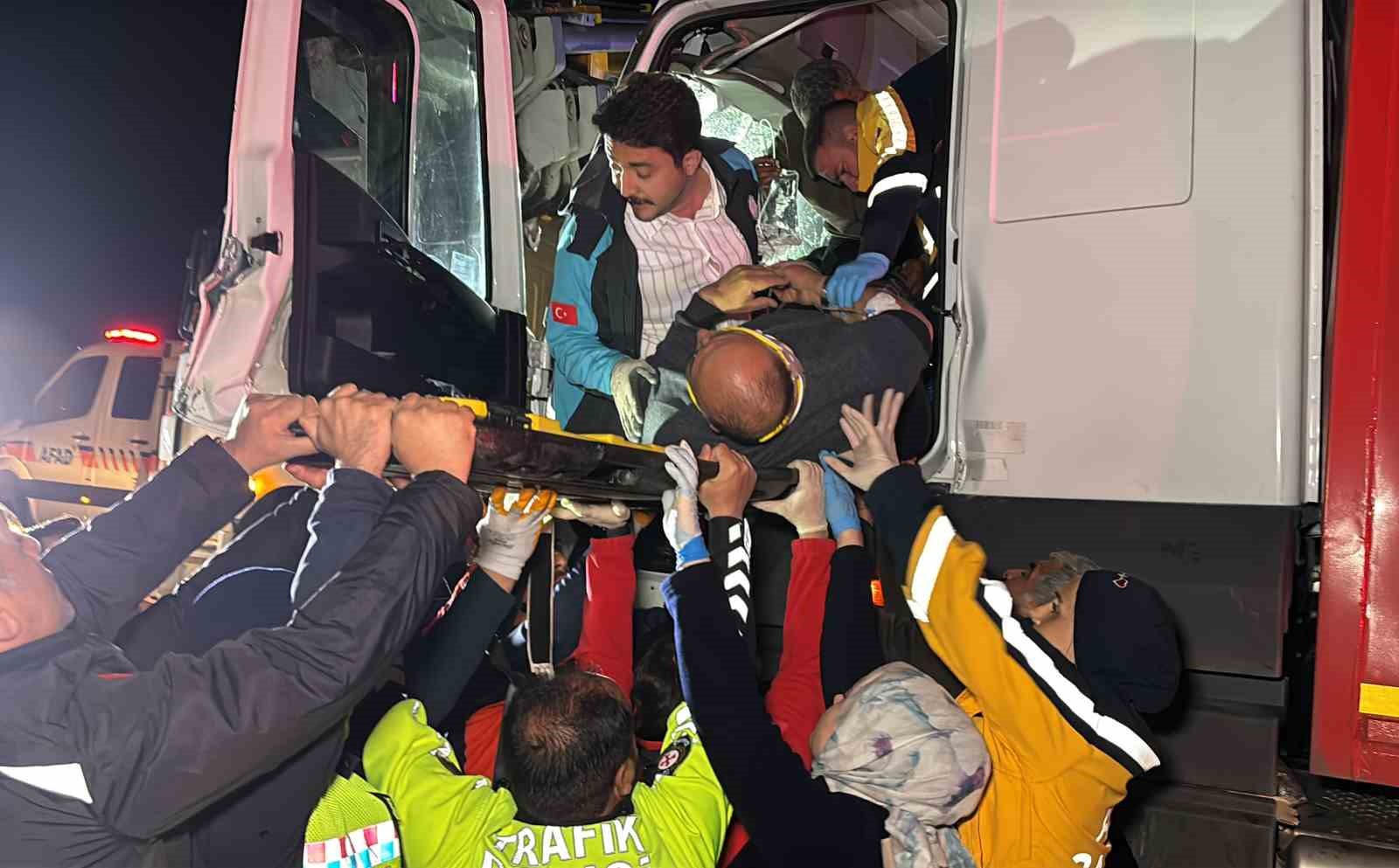 Kamyon tıra çarptı, sürücü kabinde sıkıştı: Ekipler zamanla yarıştı 5 kamyon tira carpti surucu kabinde sikisti ekipler zamanla yaristi 1 P2OvRF6v